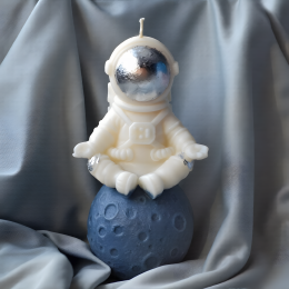 Medytujący Astronauta na Księżycu